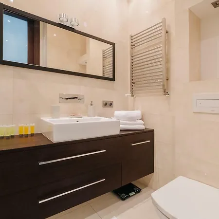 Apartment Modern Across The Ponds By Bookinghost *