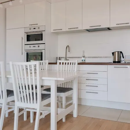 Modern Across The Ponds By Bookinghost Apartment