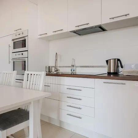 Modern Across The Ponds By Bookinghost Apartment