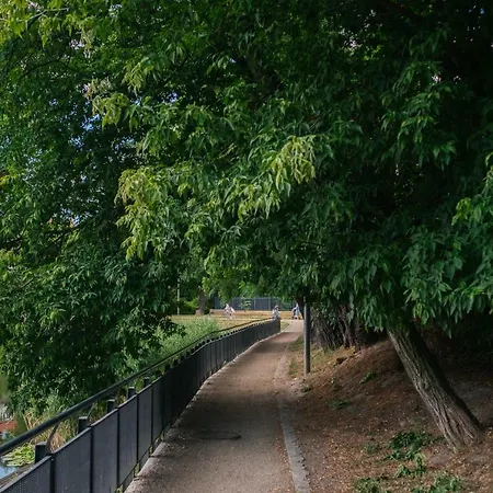 Modern Across The Ponds By Bookinghost