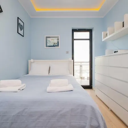 Modern Across The Ponds By Bookinghost