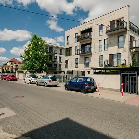 Modern Across The Ponds By Bookinghost *