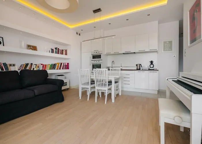 Modern Across The Ponds By Bookinghost *