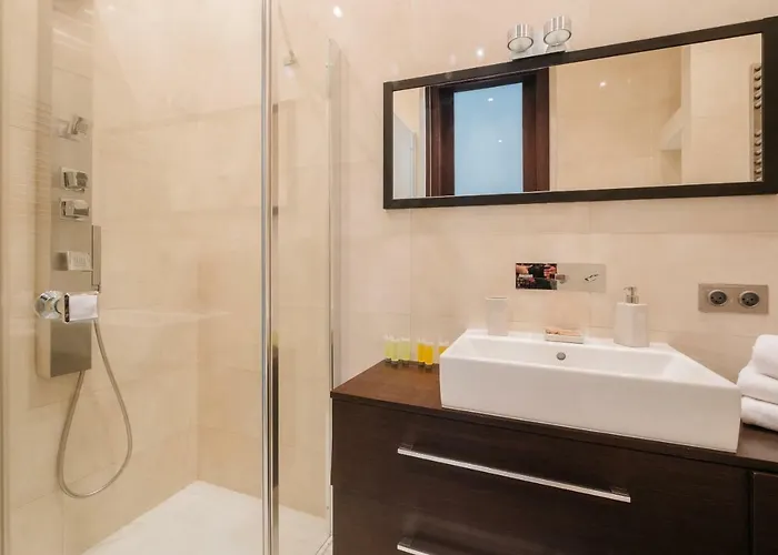 Modern Across The Ponds By Bookinghost *