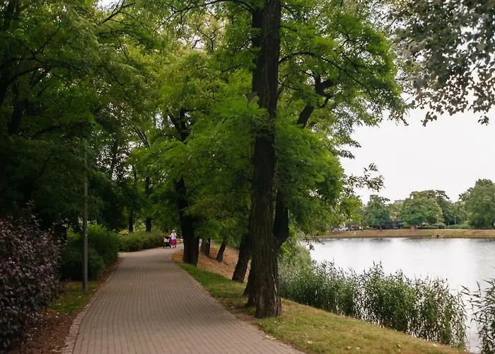 Modern Across The Ponds By Bookinghost *