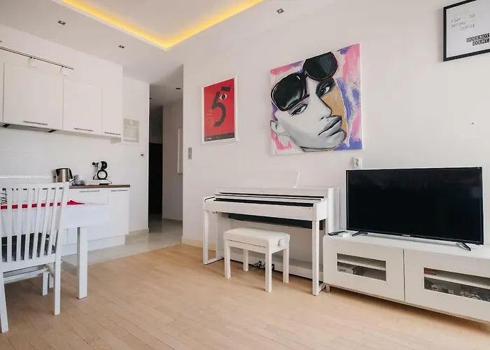 Modern Across The Ponds By Bookinghost