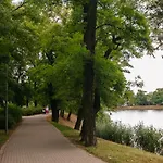 Modern Across The Ponds By Bookinghost *
