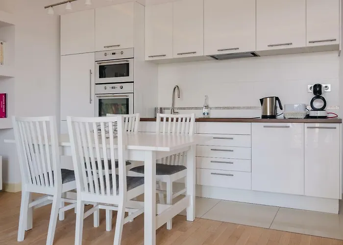 Modern Across The Ponds By Bookinghost شقة