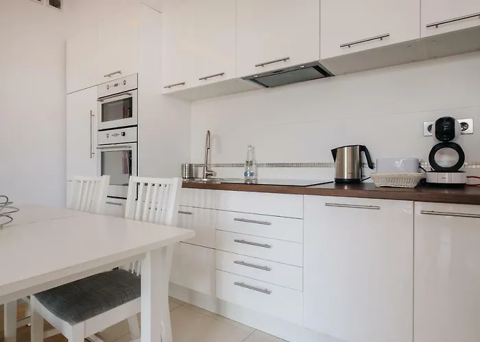 Modern Across The Ponds By Bookinghost Apartman