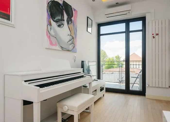 Modern Across The Ponds By Bookinghost وارسو