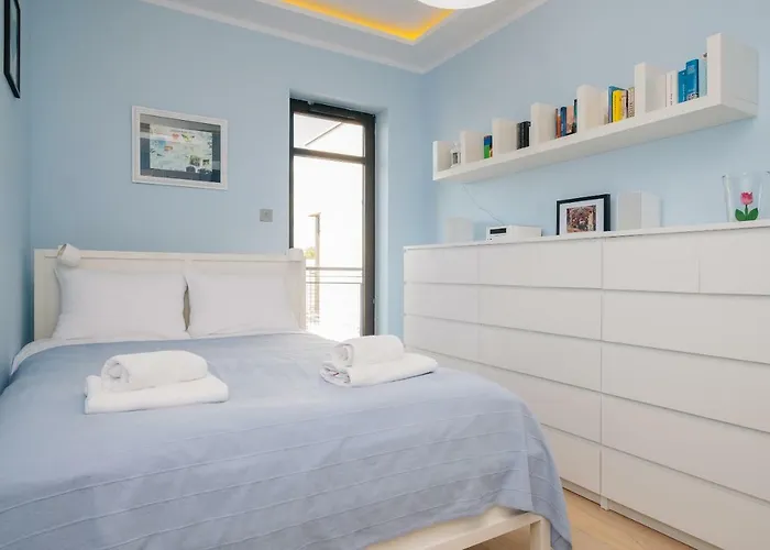 Modern Across The Ponds By Bookinghost Apartman *