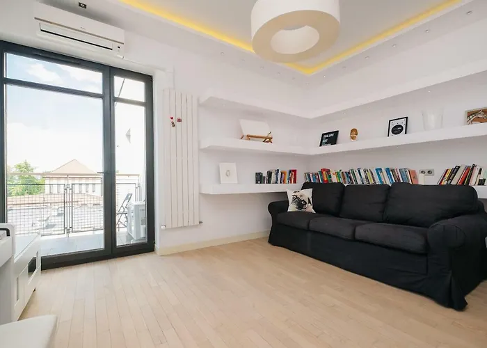 Modern Across The Ponds By Bookinghost وارسو