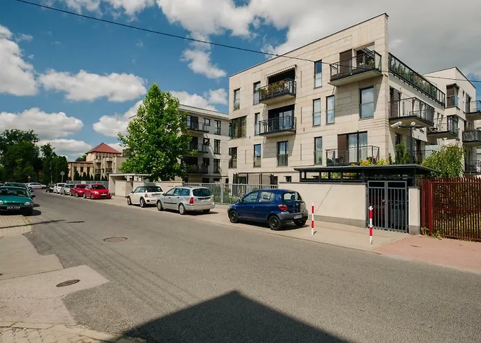 Modern Across The Ponds By Bookinghost *