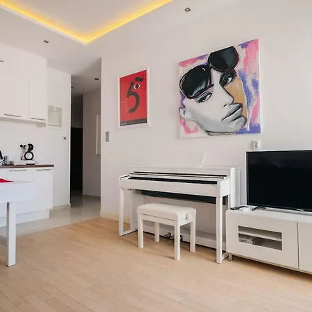 Modern Across The Ponds By Bookinghost