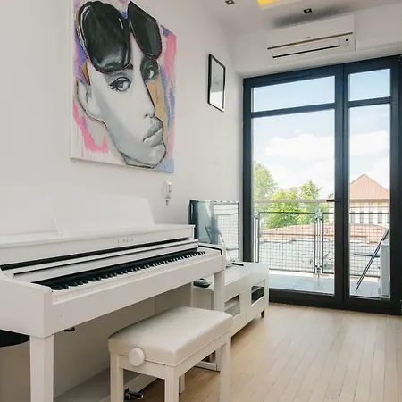 Modern Across The Ponds By Bookinghost Varsovie