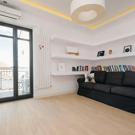 Modern Across The Ponds By Bookinghost Varsovie