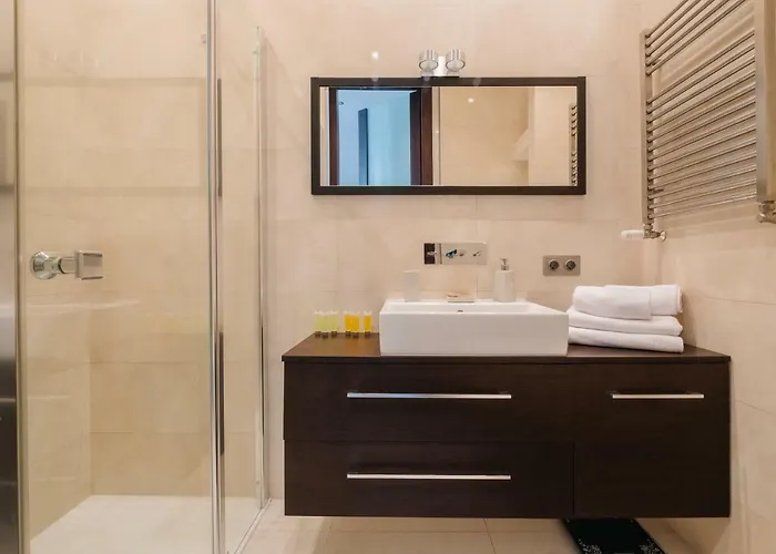 Appartement Modern Across The Ponds By Bookinghost *