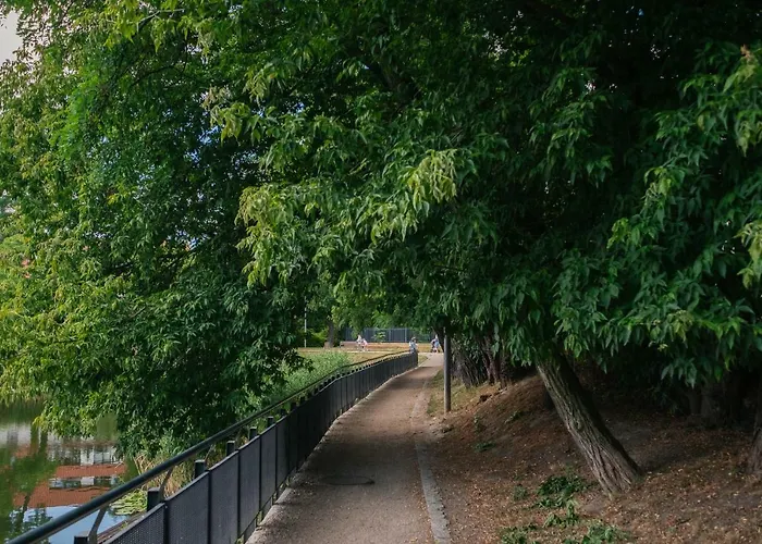 Modern Across The Ponds By Bookinghost