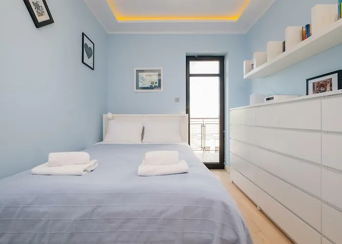 Modern Across The Ponds By Bookinghost